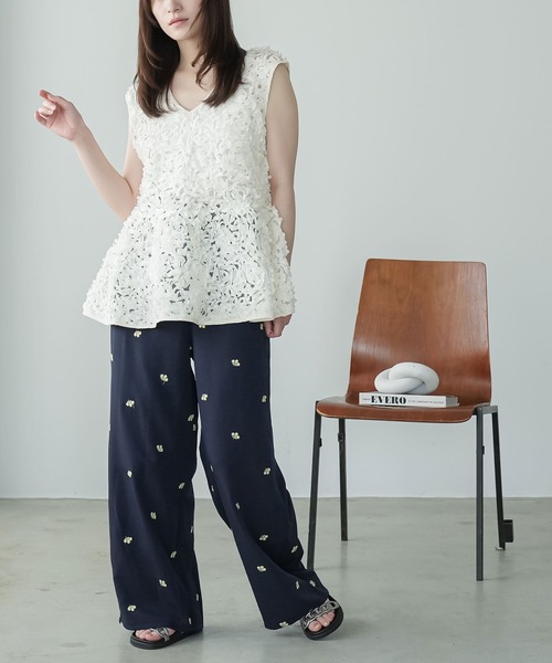 mili an deni(ミリアンデニ)の「花柄刺繍イージーパンツ(その他パンツ・レディース・オフホワイト/ブラック/ネイビー・M)」の22枚目の写真