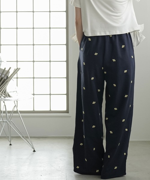 mili an deni(ミリアンデニ)の「花柄刺繍イージーパンツ(その他パンツ・レディース・オフホワイト/ブラック/ネイビー・M)」の21枚目の写真