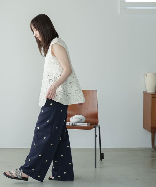 mili an deni(ミリアンデニ)の「花柄刺繍イージーパンツ(その他パンツ・レディース・オフホワイト/ブラック/ネイビー・M)」の18枚目の写真