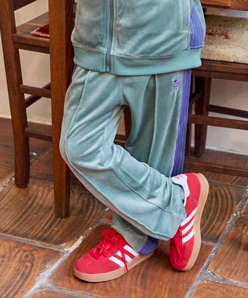 MARKEY'S（マーキーズ）の「ベロアトラックパンツ（その他パンツ・キッズ・パープル/ワインレッド/カーキ/ピンク/ブルー/マスタード/ブラック/ブラウン・130/100/120/150/90/110/140）」の4枚目の写真