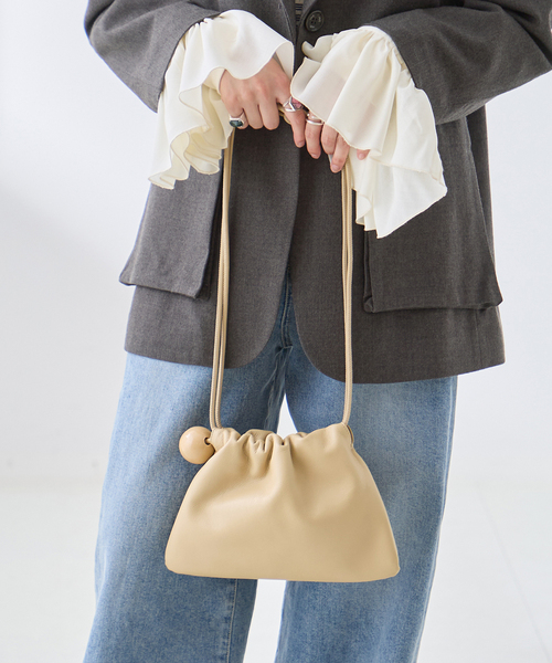 journal standard L'essage（ジャーナルスタンダードレサージュ）の「Bucket Baggage/バケットバゲージ Ball Charm Soft Mini バッグ（ショルダーバッグ・レディース・ブラウン/ブラック/ベージュ・FREE）」の3枚目の写真