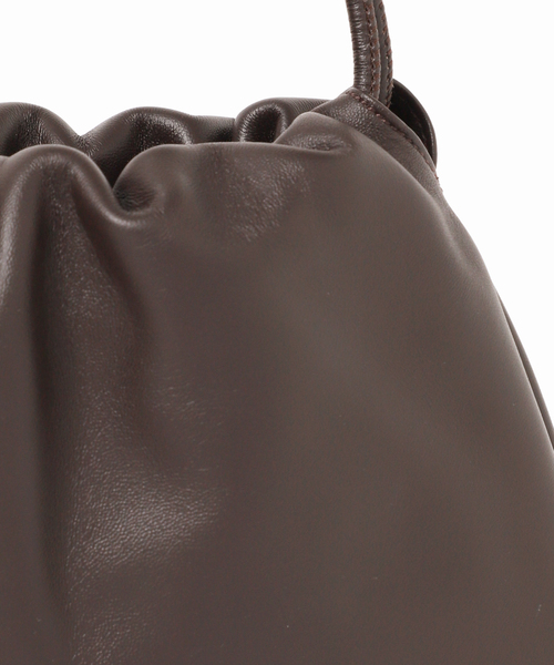 journal standard L'essage（ジャーナルスタンダードレサージュ）の「Bucket Baggage/バケットバゲージ Ball Charm Soft Mini バッグ（ショルダーバッグ・レディース・ブラウン/ブラック/ベージュ・FREE）」の5枚目の写真
