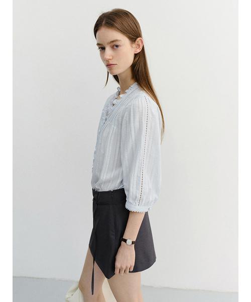 DUNST（ダンスト）の「JANE FRILL BLOUSE_UDBL6B222_SOFT BLUE（シャツ/ブラウス・レディース・ライトブルー・MEDIUM/LARGE/SMALL）」の2枚目の写真