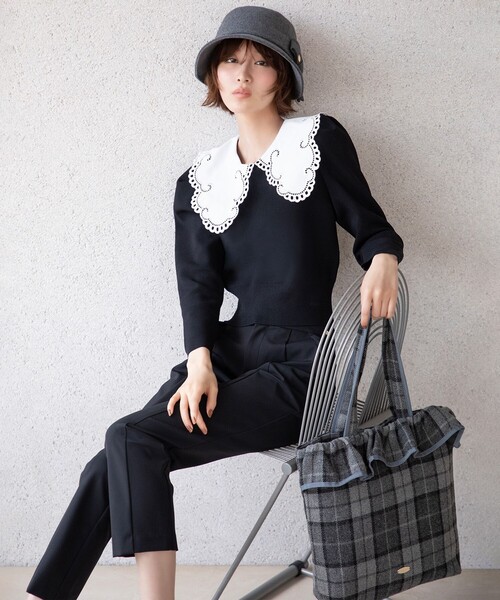 TOCCA(トッカ)の「BIG COLLAR DREAM ニット(ニット/セーター・レディース・ブラック系/アイボリー系・SMALL/MEDIUM)」の4枚目の写真