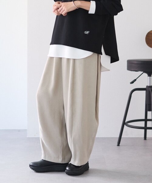 BEARDSLEY(ビアズリー)の「《8/19(水)12:00予約開始》フェイクスエードバレルパンツ(その他パンツ・レディース・グレー/キャメル・0/1/2)」の1枚目の写真