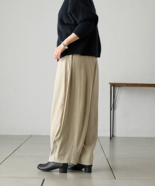 BEARDSLEY(ビアズリー)の「《8/19(水)12:00予約開始》フェイクスエードバレルパンツ(その他パンツ・レディース・グレー/キャメル・0/1/2)」の5枚目の写真