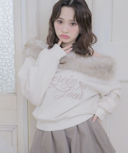 ems excite(エムズエキサイト)の「ファー付ワンショルトレーナー(スウェット・レディース・ナチュラル/ベージュ/ダークグレー・FREE)」の1枚目の写真