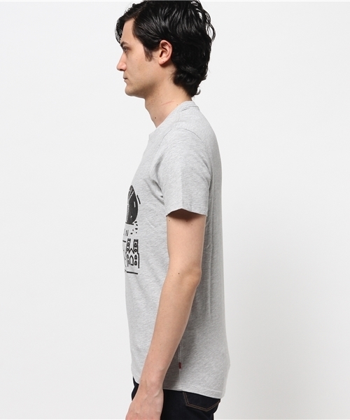 Levi's（リーバイス）の「COMMUTERドロップヘムプリントTシャツ（LONDON）（Tシャツ/カットソー・メンズ・ライトグレー・SMALL/MEDIUM/X-SMALL）」の2枚目の写真