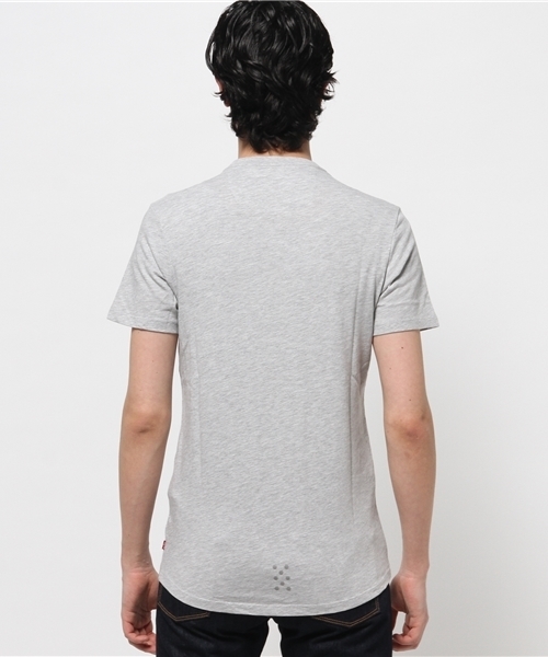Levi's（リーバイス）の「COMMUTERドロップヘムプリントTシャツ（LONDON）（Tシャツ/カットソー・メンズ・ライトグレー・SMALL/MEDIUM/X-SMALL）」の3枚目の写真