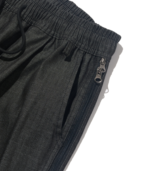 OTHERFITS（アザーフィッツ）の「サイドジッパーバルーンデニムパンツ（黒デニム）（デニムパンツ・メンズ・その他・FREE）」の4枚目の写真