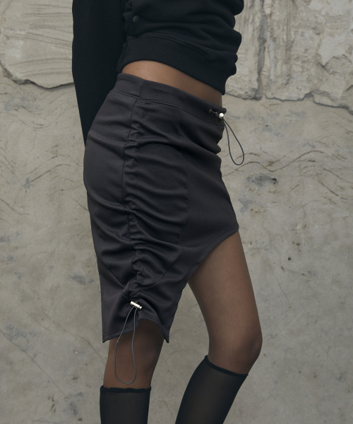 VOONT(ブント)の「Drawstring Shirring Edge Mini Skirt (CHARCOAL)(スカート・レディース・チャコールグレー・OS)」の15枚目の写真