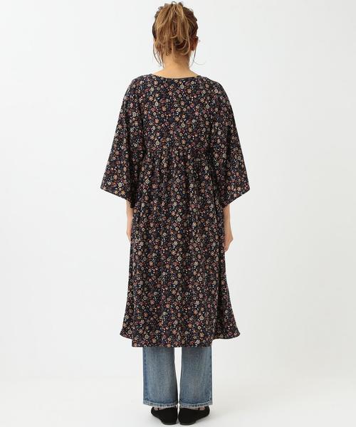 Another Edition(アナザーエディション)の「【WEB店舗限定】フラワープリントガウン/aeBFC FLOWER PRT GOWN●(カーディガン/ボレロ・レディース・オフホワイト/ネイビー・フリー)」の13枚目の写真