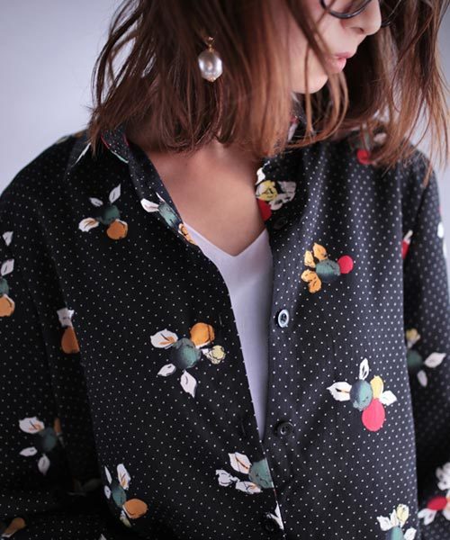 antiqua(アンティカ)の「花柄ドットシャツ(シャツ/ブラウス・レディース・アイボリー/ブラック・M)」の2枚目の写真