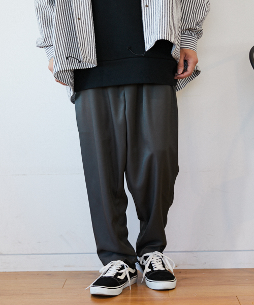 kutir(クティール)の「2タックワイドテーパード(その他パンツ・メンズ・ブラック/チャコールグレー/ライトベージュ・MEDIUM/LARGE/SMALL)」の2枚目の写真