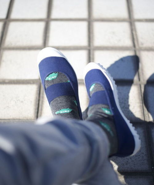 B:MING by BEAMS（ビーミングバイビームス）の「MOONSTAR×B:MING / 別注上履きスニーカー（大人）（スニーカー・オフホワイト/ネイビー/レッド/ミント/レモンイエロー/ピンク系その他・25/24/22/23）」の3枚目の写真