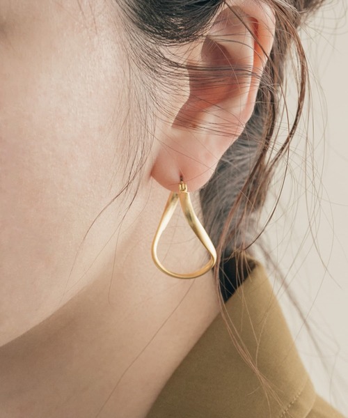 SMELLY（スメリー）の「ネジリフープピアス（ピアス（両耳用）・レディース・ゴールド・-）」の7枚目の写真