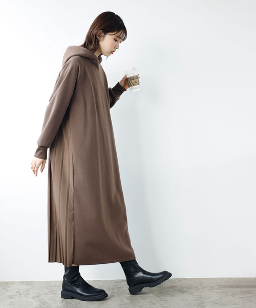 GeeRA（ジーラ）の「バックプリーツロングワンピース（パーカー）（ワンピース・レディース・ブラウン/バイオレット/ブラック/モカ・MEDIUM/XX-LARGE/SMALL/X-LARGE/LARGE）」の17枚目の写真