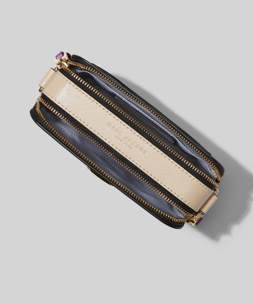 MARC JACOBS（マークジェイコブス）の「THE SNAPSHOT/ザ スナップショット スモール カメラバッグ クラッチ ショルダーバッグ（ショルダーバッグ・レディース・ホワイト系その他/グレー系その他/ブルー系その他/ピンク系その他/レッド系その他・ONE SIZE）」の8枚目の写真