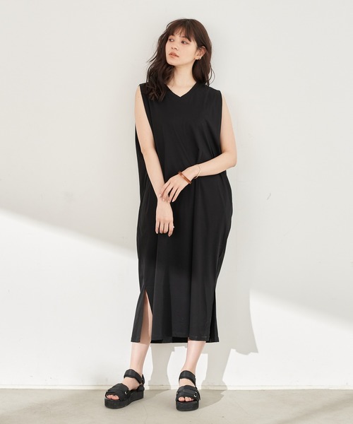 YECCA VECCA（イェッカヴェッカ）の「タックデザインカットワンピース　＊（ワンピース・レディース・ブラック/ブラウン/グリーン・FREE）」の2枚目の写真