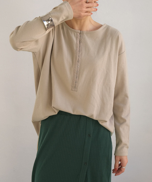 ＡＮＤＪ（アンドジェイ）の「2WAYホックテープ変形リブTシャツ（Tシャツ/カットソー・レディース・ライトベージュ/ブラック/カーキ/モカ・M）」の3枚目の写真