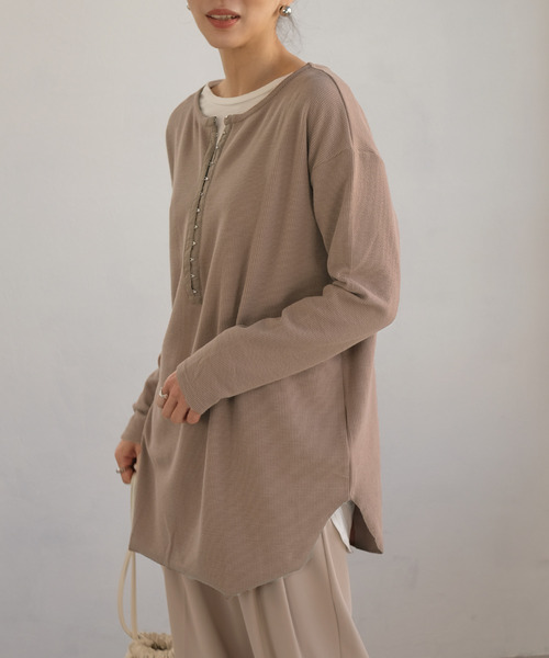 ＡＮＤＪ（アンドジェイ）の「2WAYホックテープ変形リブTシャツ（Tシャツ/カットソー・レディース・ライトベージュ/ブラック/カーキ/モカ・M）」の2枚目の写真