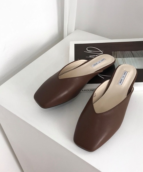 CEMONEMO(セモネモ)の「Vカット スクウェアトゥ フラット ミュールサンダル 7color(サンダル・レディース・ホワイト/ライトブラウン/ブラック/グレー/ベージュ/スモークピンク/ダークブラウン・24.5/24.0/25.0/23.0/23.5)」の5枚目の写真