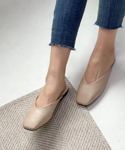 CEMONEMO(セモネモ)の「Vカット スクウェアトゥ フラット ミュールサンダル 7color(サンダル・レディース・ホワイト/ライトブラウン/ブラック/グレー/ベージュ/スモークピンク/ダークブラウン・24.5/24.0/25.0/23.0/23.5)」の7枚目の写真