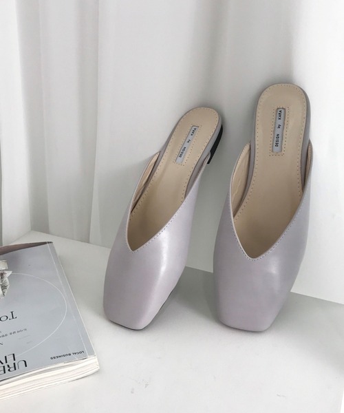 CEMONEMO(セモネモ)の「Vカット スクウェアトゥ フラット ミュールサンダル 7color(サンダル・レディース・ホワイト/ライトブラウン/ブラック/グレー/ベージュ/スモークピンク/ダークブラウン・24.5/24.0/25.0/23.0/23.5)」の4枚目の写真