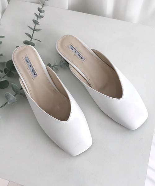 CEMONEMO(セモネモ)の「Vカット スクウェアトゥ フラット ミュールサンダル 7color(サンダル・レディース・ホワイト/ライトブラウン/ブラック/グレー/ベージュ/スモークピンク/ダークブラウン・24.5/24.0/25.0/23.0/23.5)」の2枚目の写真