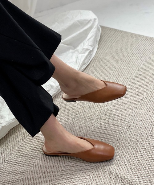 CEMONEMO(セモネモ)の「Vカット スクウェアトゥ フラット ミュールサンダル 7color(サンダル・レディース・ホワイト/ライトブラウン/ブラック/グレー/ベージュ/スモークピンク/ダークブラウン・24.5/24.0/25.0/23.0/23.5)」の6枚目の写真