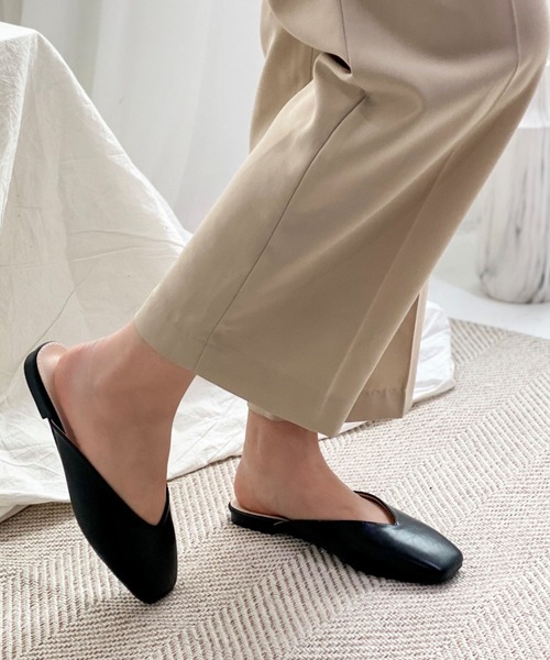 CEMONEMO(セモネモ)の「Vカット スクウェアトゥ フラット ミュールサンダル 7color(サンダル・レディース・ホワイト/ライトブラウン/ブラック/グレー/ベージュ/スモークピンク/ダークブラウン・24.5/24.0/25.0/23.0/23.5)」の3枚目の写真