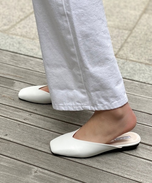 CEMONEMO(セモネモ)の「Vカット スクウェアトゥ フラット ミュールサンダル 7color(サンダル・レディース・ホワイト/ライトブラウン/ブラック/グレー/ベージュ/スモークピンク/ダークブラウン・24.5/24.0/25.0/23.0/23.5)」の14枚目の写真