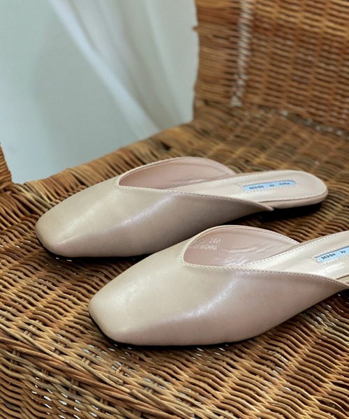 CEMONEMO(セモネモ)の「Vカット スクウェアトゥ フラット ミュールサンダル 7color(サンダル・レディース・ホワイト/ライトブラウン/ブラック/グレー/ベージュ/スモークピンク/ダークブラウン・24.5/24.0/25.0/23.0/23.5)」の13枚目の写真