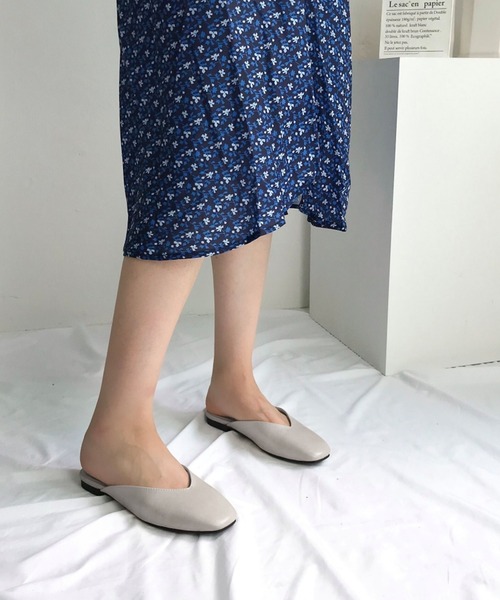 CEMONEMO(セモネモ)の「Vカット スクウェアトゥ フラット ミュールサンダル 7color(サンダル・レディース・ホワイト/ライトブラウン/ブラック/グレー/ベージュ/スモークピンク/ダークブラウン・24.5/24.0/25.0/23.0/23.5)」の15枚目の写真