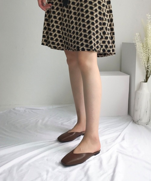 CEMONEMO(セモネモ)の「Vカット スクウェアトゥ フラット ミュールサンダル 7color(サンダル・レディース・ホワイト/ライトブラウン/ブラック/グレー/ベージュ/スモークピンク/ダークブラウン・24.5/24.0/25.0/23.0/23.5)」の12枚目の写真