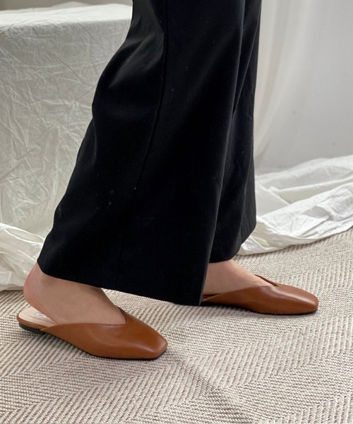CEMONEMO(セモネモ)の「Vカット スクウェアトゥ フラット ミュールサンダル 7color(サンダル・レディース・ホワイト/ライトブラウン/ブラック/グレー/ベージュ/スモークピンク/ダークブラウン・24.5/24.0/25.0/23.0/23.5)」の9枚目の写真