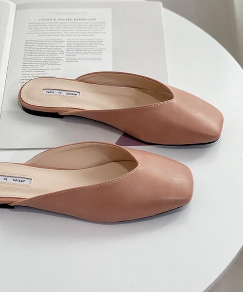 CEMONEMO(セモネモ)の「Vカット スクウェアトゥ フラット ミュールサンダル 7color(サンダル・レディース・ホワイト/ライトブラウン/ブラック/グレー/ベージュ/スモークピンク/ダークブラウン・24.5/24.0/25.0/23.0/23.5)」の17枚目の写真