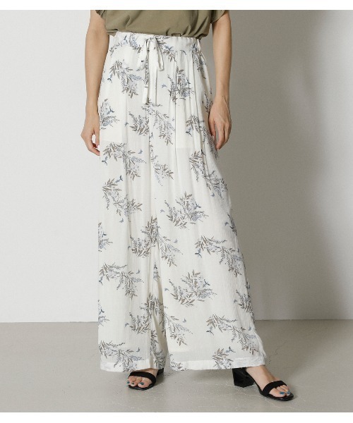 AZUL by moussy(アズールバイマウジー)の「FLOWER RELAX PANTS / フラワーリラックスパンツ(その他パンツ・レディース・ブラック系その他/ホワイト系その他・MEDIUM/SMALL)」の2枚目の写真