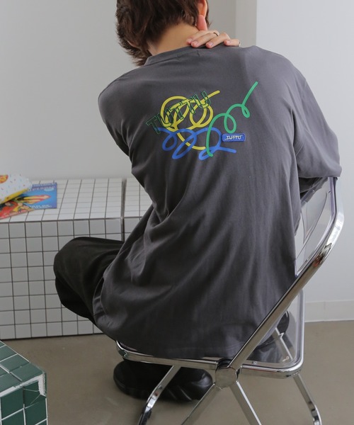 TUTTU（トゥトゥ）の「TUTTUオリジナルグラフィック ビックシルエット ロングスリーブTシャツ（Tシャツ/カットソー・メンズ・ダークグリーン/ブラック系その他/ホワイト/アイボリー/ホワイト系その他2/ブルー/チャコール/ブラック/ホワイト系その他/ホワイト系その他3・M/L）」の8枚目の写真