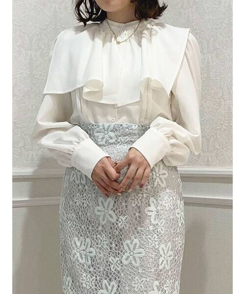 dazzlin（ダズリン）の「ケープカラー付ピンタックブラウス（シャツ/ブラウス・レディース・ブラウン/ベージュ/オフホワイト/ブラック・FREE）」の2枚目の写真