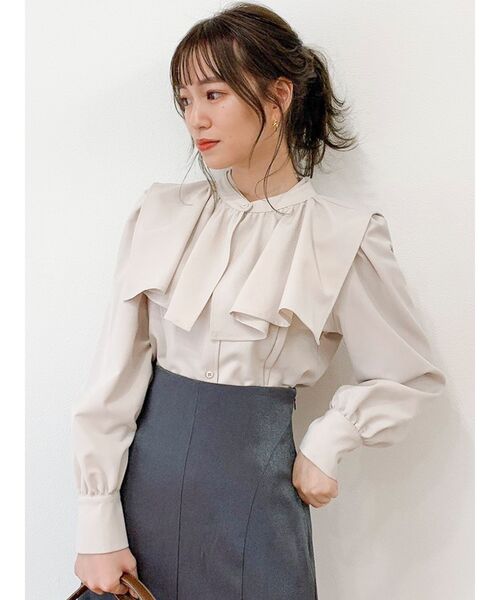 dazzlin（ダズリン）の「ケープカラー付ピンタックブラウス（シャツ/ブラウス・レディース・ブラウン/ベージュ/オフホワイト/ブラック・FREE）」の5枚目の写真