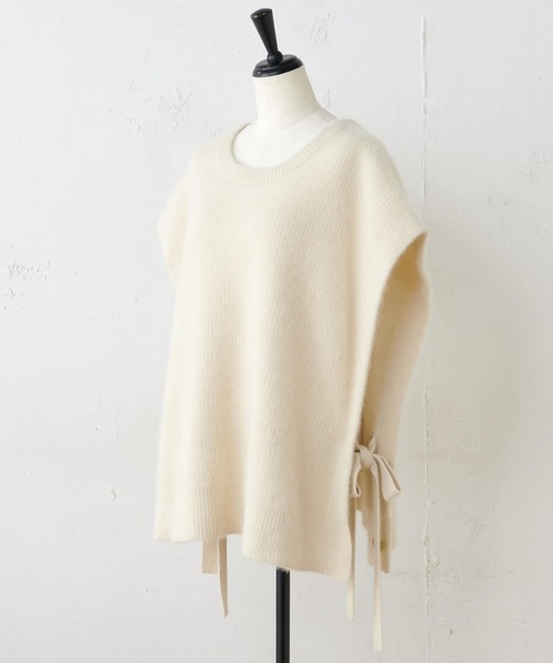 BEARDSLEY（ビアズリー）の「レイヤードで着回せるラクーンポンチョ（ニット/セーター・レディース・ホワイト/ブラック・FREE）」の6枚目の写真