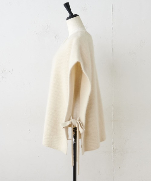 BEARDSLEY（ビアズリー）の「レイヤードで着回せるラクーンポンチョ（ニット/セーター・レディース・ホワイト/ブラック・FREE）」の11枚目の写真