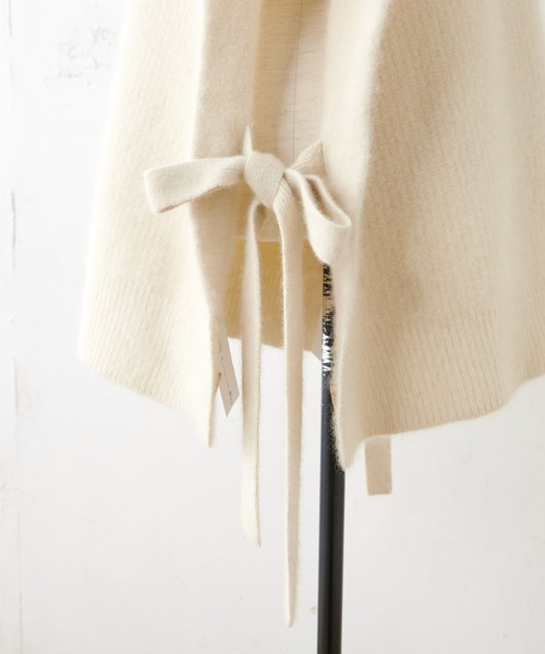 BEARDSLEY（ビアズリー）の「レイヤードで着回せるラクーンポンチョ（ニット/セーター・レディース・ホワイト/ブラック・FREE）」の9枚目の写真