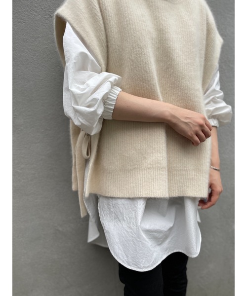 BEARDSLEY（ビアズリー）の「レイヤードで着回せるラクーンポンチョ（ニット/セーター・レディース・ホワイト/ブラック・FREE）」の8枚目の写真