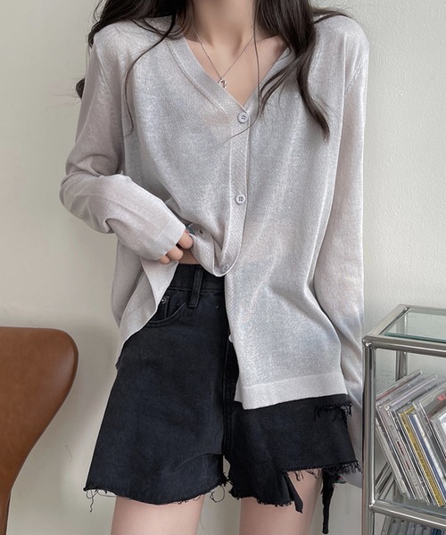 LUGG NAGG（ラグナグ）の「薄手ニット シアーカーディガン Vネック ボタン留め 羽織り Vネックシアーカーディガン（カーディガン/ボレロ・レディース・グレー/マスタード/パープル/ホワイト/ピンク/モスグリーン/ブラック/ブルー/バイオレット/オレンジ・ONE SIZE）」の4枚目の写真