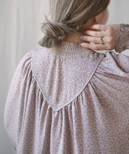 Bab（バブ）の「前後2WAY花柄シャーリングブラウス（シャツ/ブラウス・レディース・ライトブルー/ブラック/ベージュ・M）」の15枚目の写真