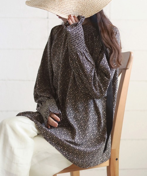 バブ Bab 前後2WAY花柄シャーリングブラウス （BROWN） バブ Bab 前後2WAY花柄シャーリングブラウス （BROWN