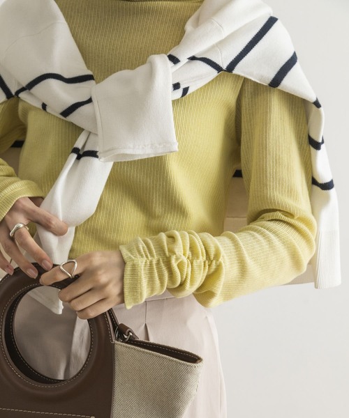 URBAN RESEARCH（アーバンリサーチ）の「『Gina 2022Spring掲載』シャーリングスリーブタートルネックカットソー（Tシャツ/カットソー・レディース・オフホワイト/イエロー/オレンジ・FREE）」の7枚目の写真