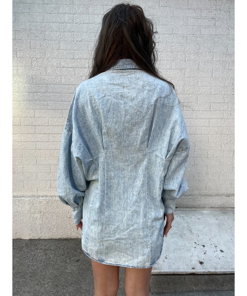 EGOIST（エゴイスト）の「ウエストタックデザインデニムシャツ（シャツ/ブラウス・レディース・サックスブルー・FREE）」の4枚目の写真